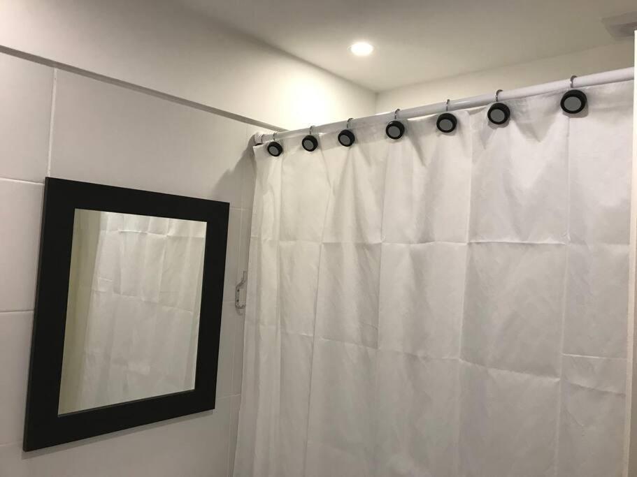 Suite In San Telmo Dormitorio En Suite Con Dos Banos Y Balcon A La Calle Buenos Aires Exterior foto
