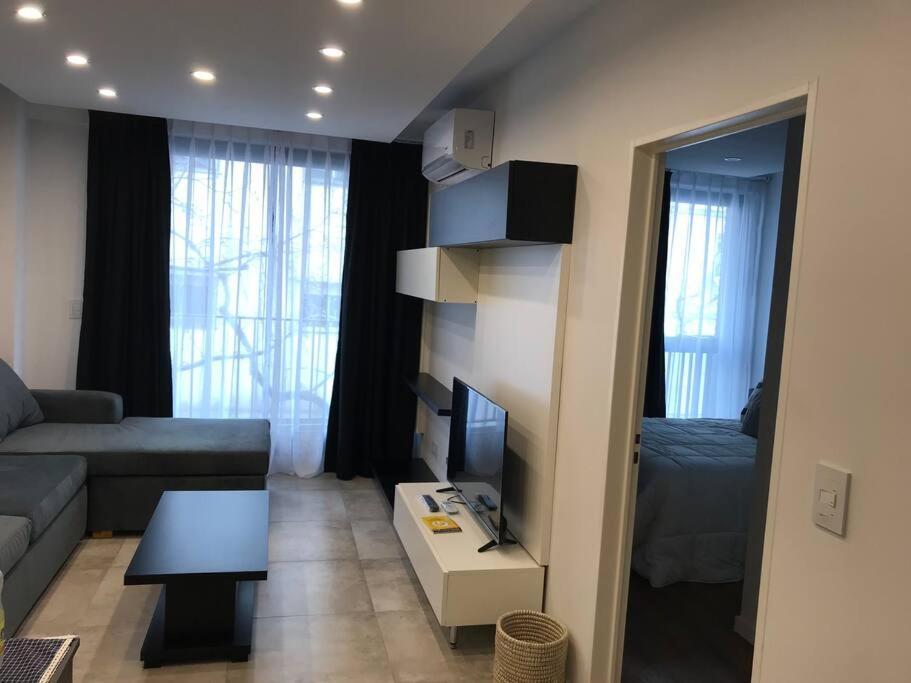 Suite In San Telmo Dormitorio En Suite Con Dos Banos Y Balcon A La Calle Buenos Aires Exterior foto